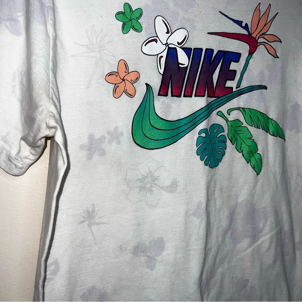 Nike The Nike Tee Paradise Plant T-shirt Size Medium